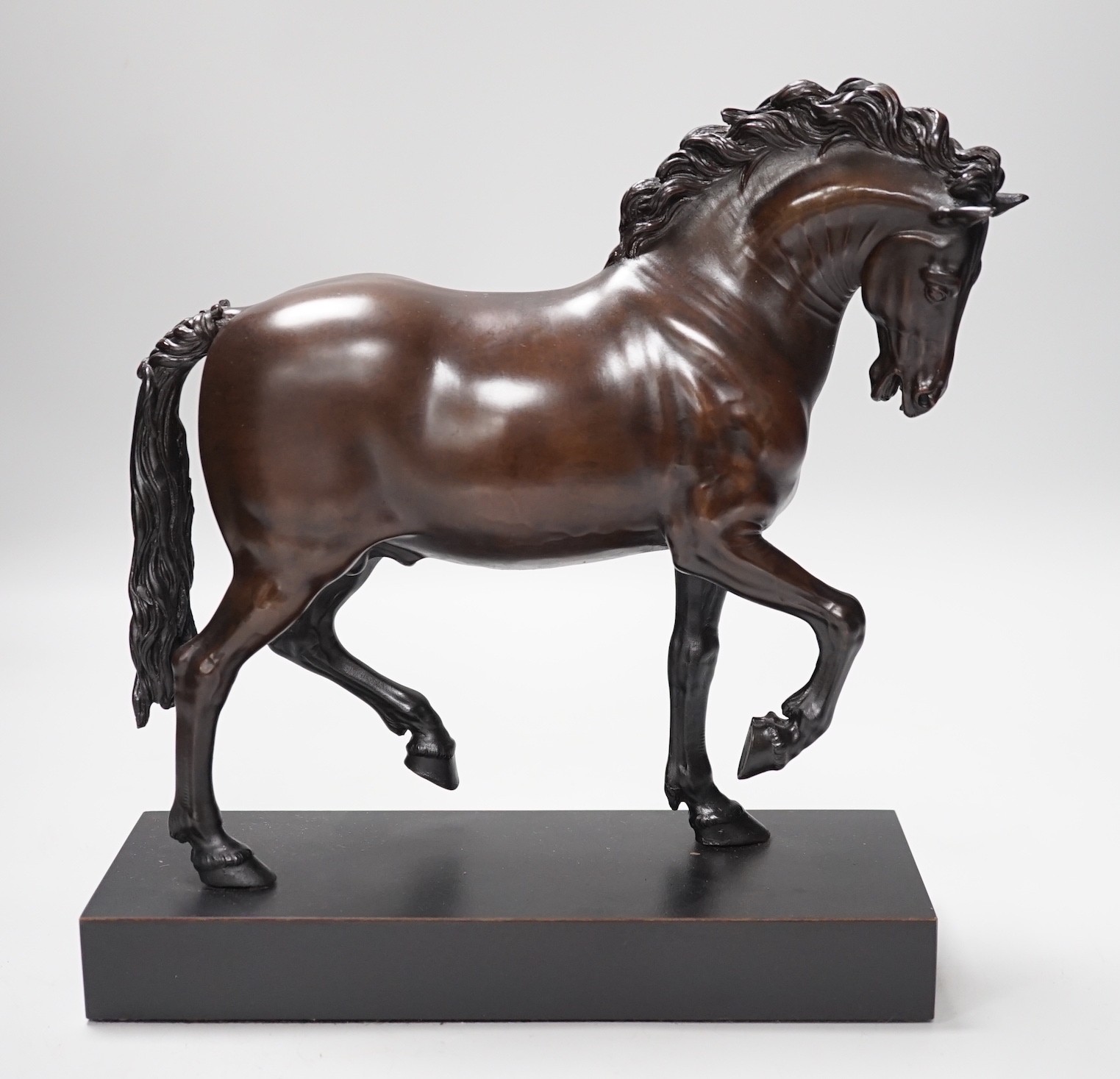 A reproduction bronzed figure of a horse, together with a column desk lamp, 53cm tall excl. light fighting